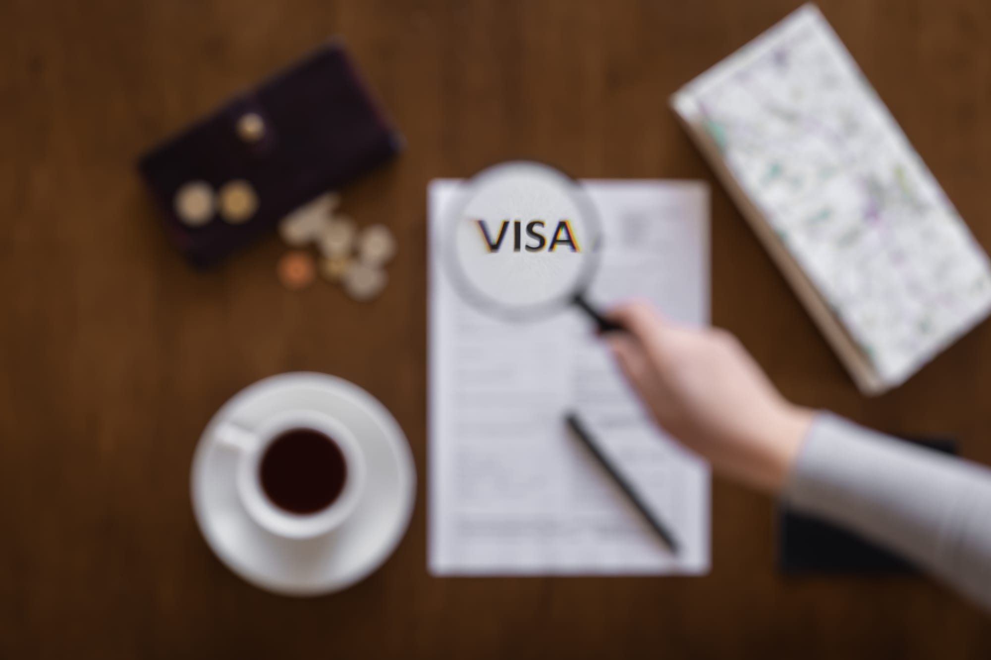 التأشيرات وتصاريح العمل